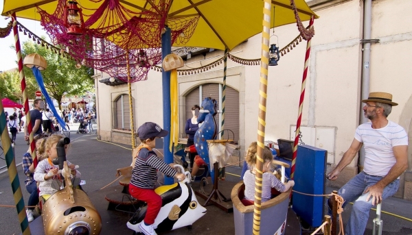 Manège à manivelle © Les Animalices