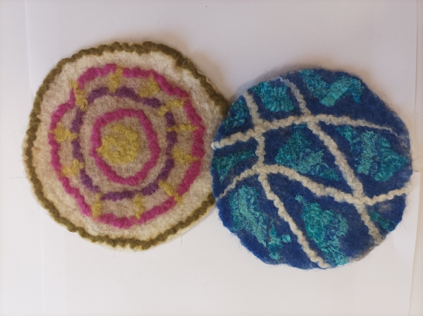 mini tapis en laine feutré © Yuliya Pitois
